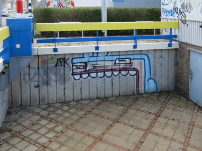 829767 Afbeelding van graffiti bij het machinegebouw van de Zuiderbrug over de Vaartsche Rijn te Utrecht.